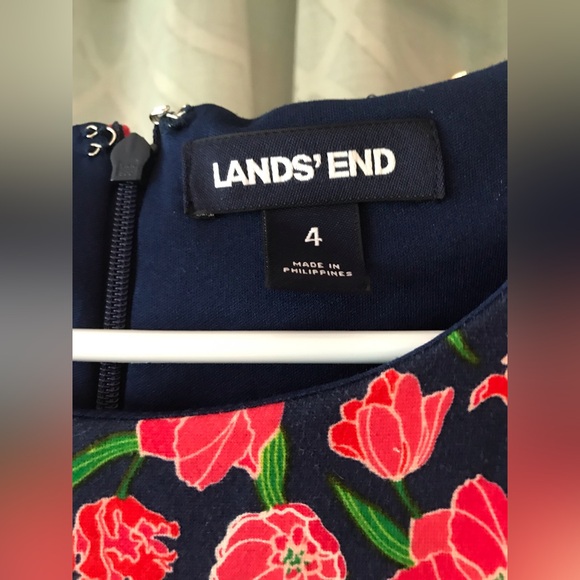 Lands’ End size 4 women’s navy blue dress, red tulips and flowers, pockets! NWOT - Picture 4 of 14